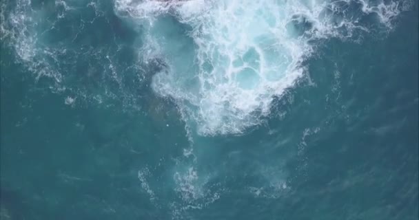 Grote golven van de oceaan om bullagaagainst een steen — Stockvideo