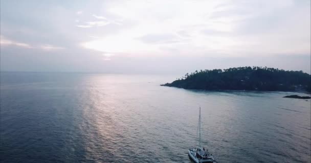 Navio no oceano ao pôr-do-sol rosa. Drone disparado — Vídeo de Stock