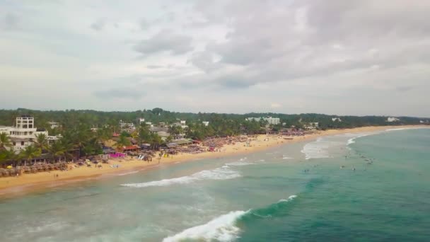 Oceaan en strand en veel toeristen. Een drone schot. — Stockvideo