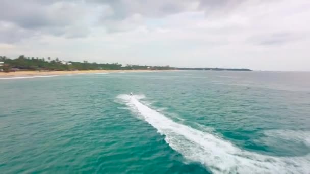 A strand Srí Lankán, a kék óceán, a hidro-csirke és a jacht vitorla és egy gyönyörű erdei kilátás a drón — Stock videók