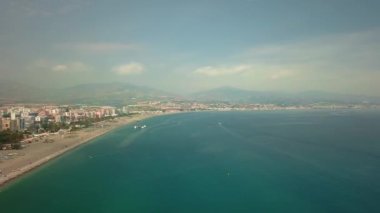 Dört ayaklı Salou 'nun sonsuz çok kilometrelik plajı. Dünyanın her yerinden gelen turistler için kalmak için en iyi yer..