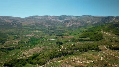 İHA 'lar küçük bir köy olan Alpes-Maritimes, Fransa' daki uçurum kenarındaki eve yaklaşıyorlar.