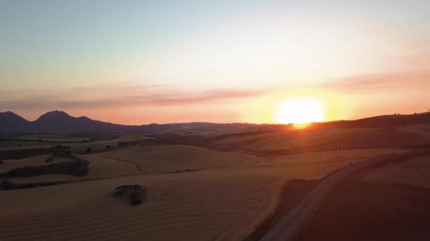 Luftaufnahme einer Straße in den spanischen Bergen bei Sonnenuntergang — Stockvideo