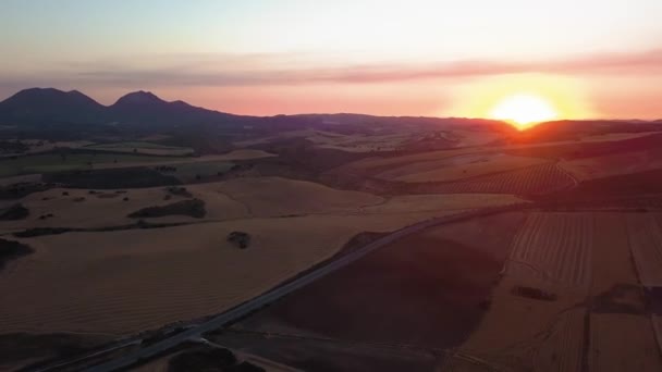 Drone punkt väg på berget vid floden mot molnig himmel under solnedgången — Stockvideo