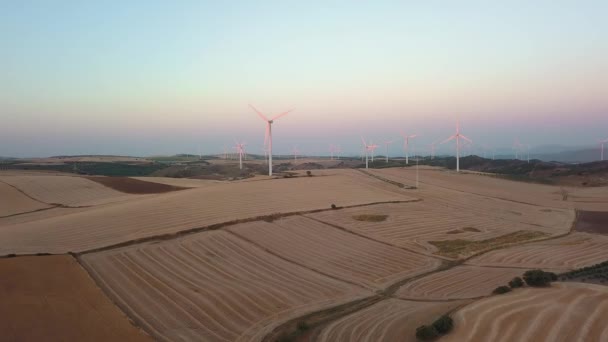 Günbatımında tepelerde rüzgar türbinleri Endülüs İspanya — Stok video