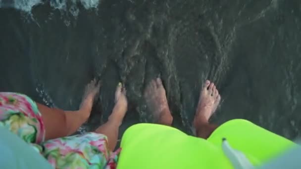 Pés de um casal estão na água — Vídeo de Stock