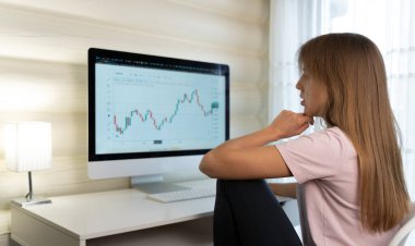 Kız bilgisayarda çalışıyor. Sade bir atmosferde. Evde kal.