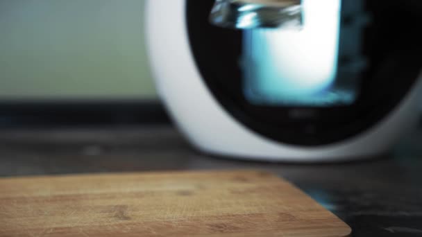 Colocar uma xícara de café em uma bandeja de madeira — Vídeo de Stock