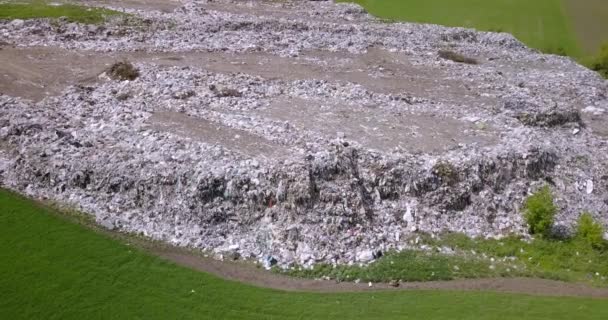 大垃圾堆背景。无人机中枪了乌克兰 — 图库视频影像