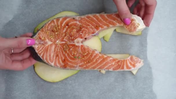 Zalm op een peer bereid zich voor om naar de oven te gaan — Stockvideo