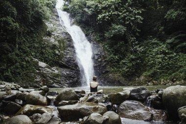 Dağlarda güzel genç bir kadın, dağdan manzaralı.