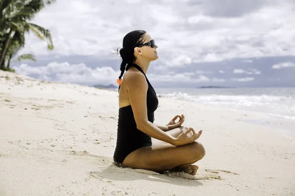 Young Woman Relaxing Sand Meditating Beach Tropical Ocean — Stockfoto