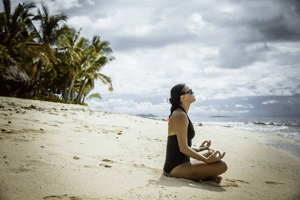 Yoga Yapan Bir Kadın Sahilde Oturan Genç Bir Kız Dinleniyor — Stok fotoğraf