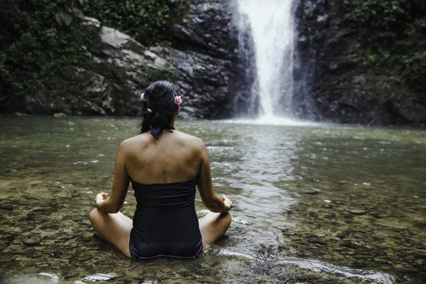 Woman Sitting Meditating River Forest Healthy Lifestyle Yoga — Stockfoto