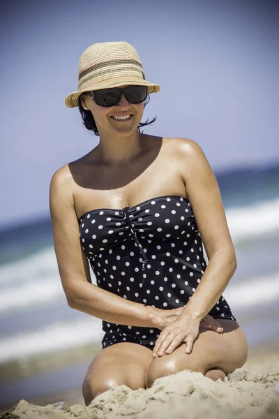 Mujer Joven Sombrero Gafas Sol Playa —  Fotos de Stock