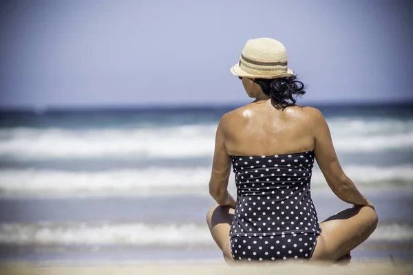 Woman Relaxing Beach — Stock Photo, Image
