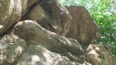 dağlarda büyük kayalar yakın