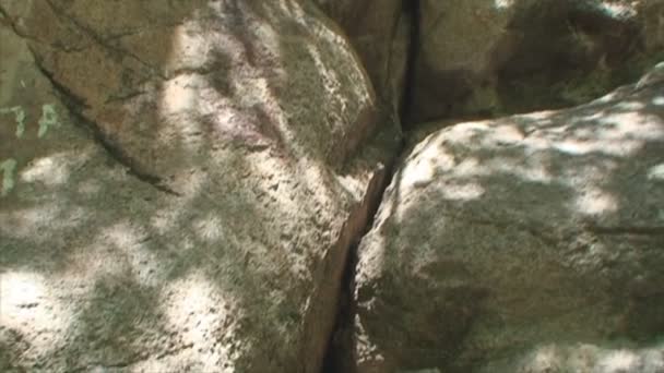 Великі гірські скелі, що стріляють на ходу — стокове відео