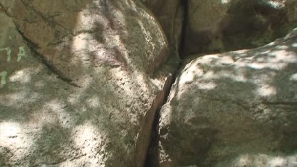 Grandes rocas de montaña disparando en movimiento — Vídeos de Stock