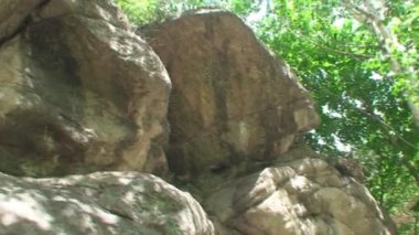 o güneş parlıyor, hareket halinde çekim büyük dağ kayalar