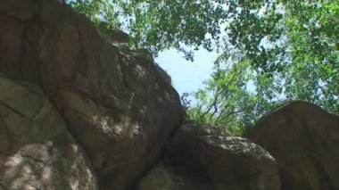 dağlarda yaz güneşli gün büyük taş yakın çekim