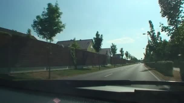 Alemania. Coche Moverse en la carretera en el pueblo — Vídeos de Stock