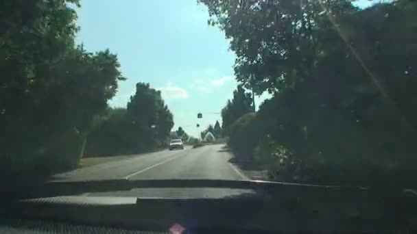 Alemania. Un coche viaja en un cruce circular — Vídeos de Stock