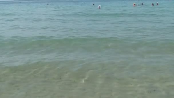Resorts in Turkije, Antalya 2015. de zee, mensen zwemmen en zonnebaden — Stockvideo