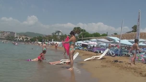 VALENCIA, ESPANHA - JULHO 23, 2016: As pessoas se divertem no mar Baleares na praia de Valência no verão . — Vídeo de Stock