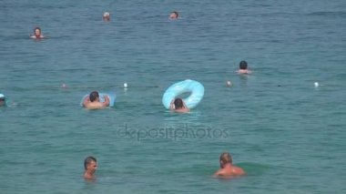 Türkiye, Antalya, 20 Ağustos 2015: Denizde yüzme ve güneşlenme sahilde insanlar