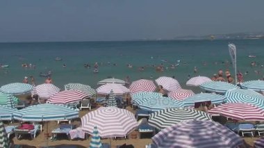 Türkiye, Antalya, 20 Ağustos 2015: plaj, güneş şemsiyeleri, insanlar yüzmek ve kumsalda güneşlenmek