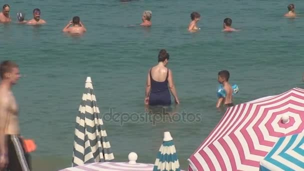 Türkei, Antalya, 20. August 2015: Menschen schwimmen im Meer und sonnen sich am Strand — Stockvideo