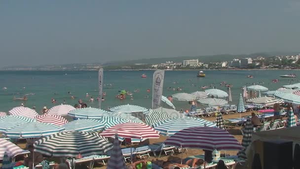 Türkei, Antalya, 20. August 2015: Strand, Sonnenschirme, Menschen schwimmen und sonnen sich am Strand — Stockvideo