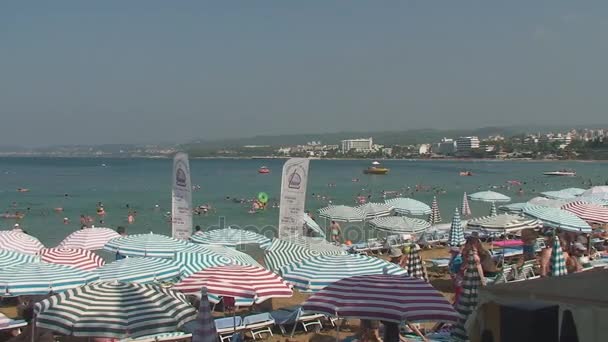 Türkei, Antalya, 20. August 2015: Strand, Sonnenschirme, Menschen schwimmen und sonnen sich am Strand — Stockvideo