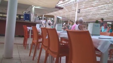 Türkiye, Antalya, 20 Ağustos 2015, insanlar restoranda akşam yemeği