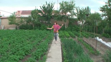 Kırgızistan, Przhevalsk, 03.August, Bahçe yataklar arasında dans 2014 kadın