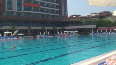 Türkiye, Antalya, 20 Ağustos 2015. Sabahın erken saatlerinde, otel, havuzda yalnız yüzücü havuzda yüzüyor