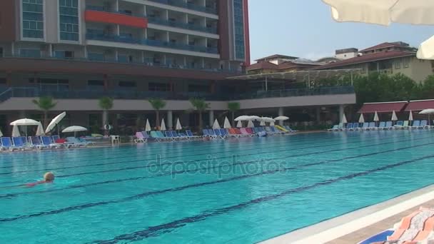 Turkey, Antalya, 20 agosto 2015. la mattina presto, piscina in hotel, il nuotatore solitario nuota in piscina — Video Stock