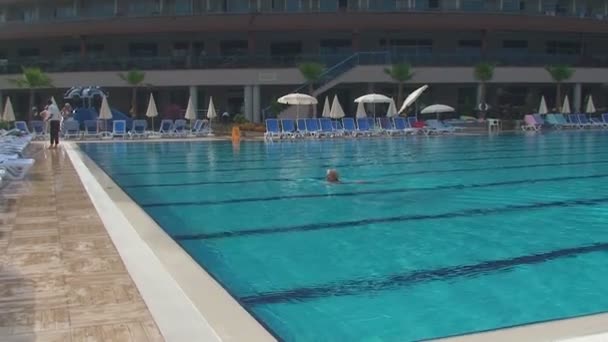 Turkey, Antalya, 20 agosto 2015. la mattina presto, un nuotatore solitario nuota in piscina, hotel nelle vicinanze — Video Stock