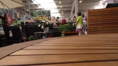 Bölümünde duş ve küvet satışı için alışveriş. Kadın mesafeden görünüyor.