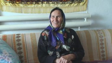 yaşlı bir kadın olarak eğlenceli diyor bir şey hakkında parlak bir şal