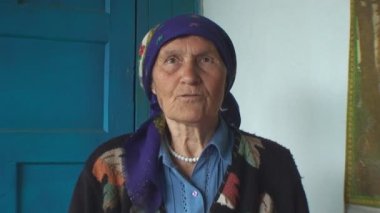 Ne yazdığını hakkında parlak bir şal içinde yaşlı bir kadın