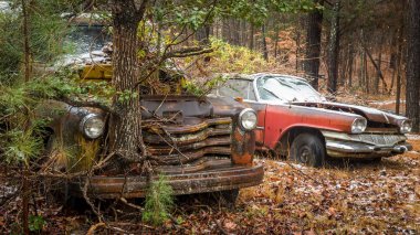 Terkedilmiş kamyon ve araba