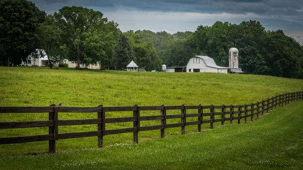 Legelő, a kerítés és a farm ház — Stock Fotó