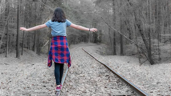 Ragazza su binari ferroviari — Foto Stock