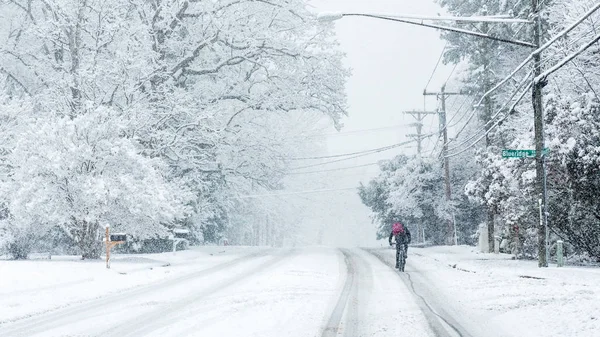 Hombre Montar en bicicleta en la nieve — Foto de Stock