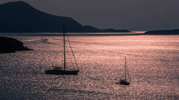 16 juillet 2014 : Sounion Grèce-Voiliers au coucher du soleil — Photo