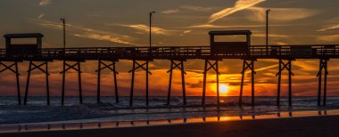 Silhouette iskele ve fotoğraf ile okyanus sahilinde renkli günbatımı