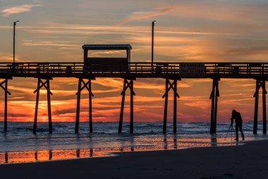Silhouette iskele ve fotoğraf ile okyanus sahilinde renkli günbatımı