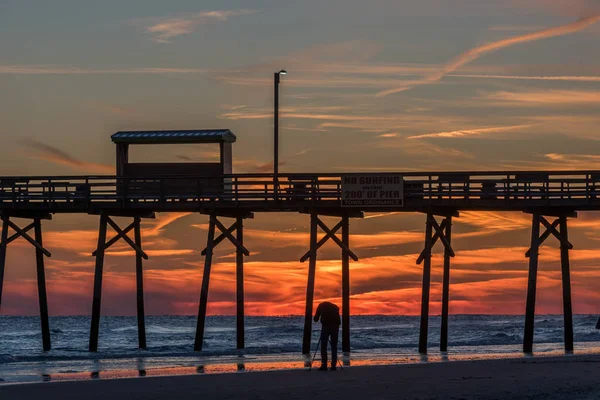 Silhouette iskele ve fotoğraf ile okyanus sahilinde renkli günbatımı